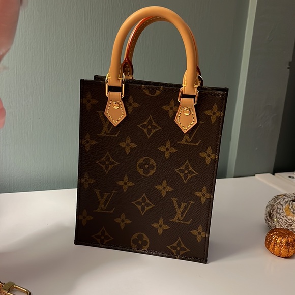 New Louis Vuitton Petit Sac Plat. Product ID: M69442. Material&Color: Monogram. - Picture 11 of 16